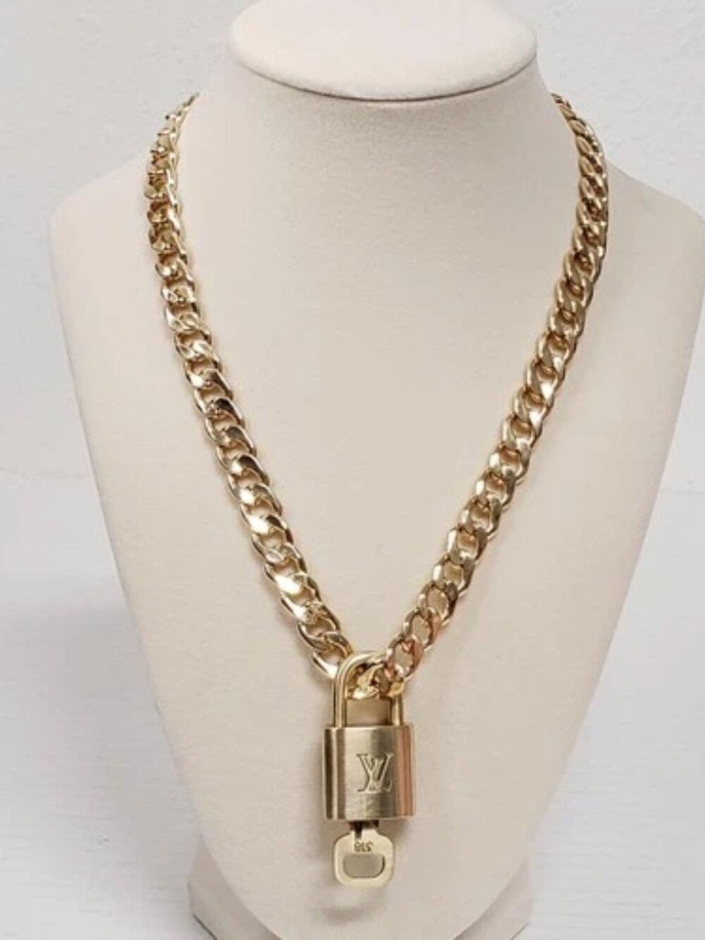 Gold-Plated Necklace with Authentic Louis Vuitton Padlock - Picture 5 of 8